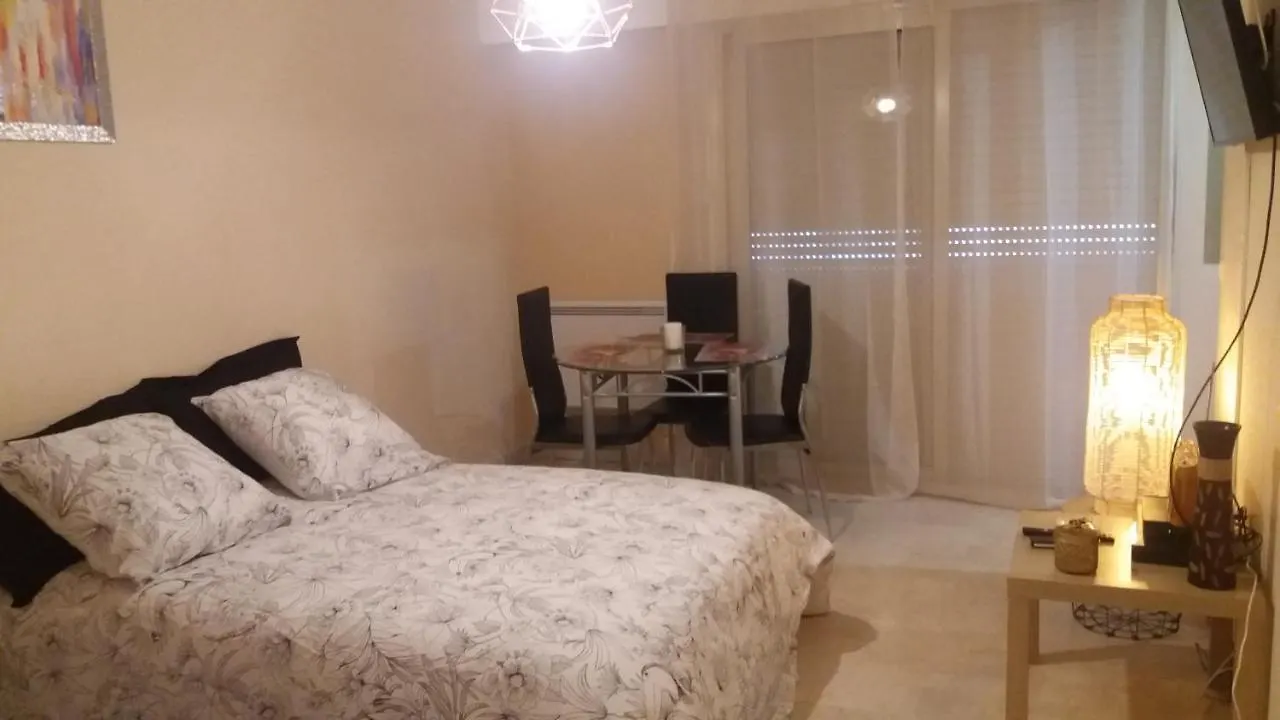 STUDIO 3mn A PIED DE LA PLAGE AVEC TERRASSE Antibes 0*,  Franciaország