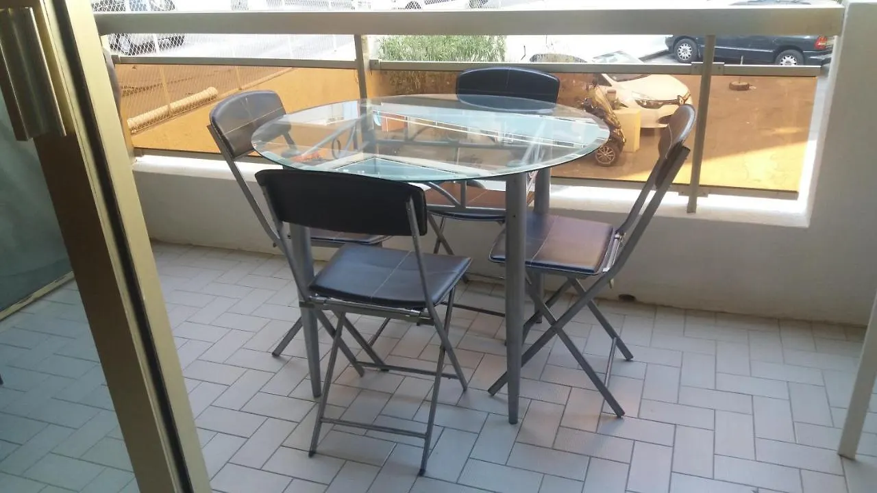 STUDIO 3mn A PIED DE LA PLAGE AVEC TERRASSE Antibes Apartman
