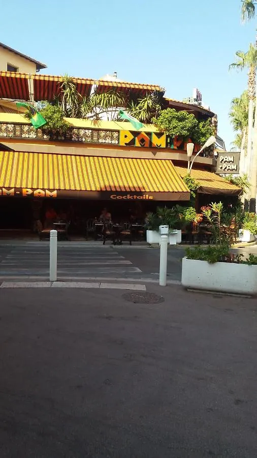 STUDIO 3mn A PIED DE LA PLAGE AVEC TERRASSE Antibes 0*,  Franciaország